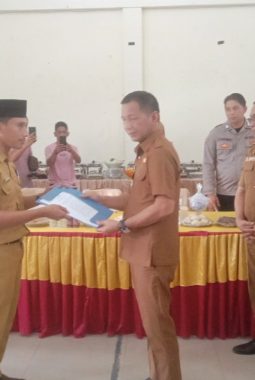 Bupati Bolmong Jusnan C Mokoginta Resmi Lantik Sandri Mamonto Sebagai Penjabat Sangadi Desa Bakan