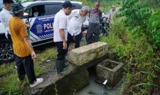 Sering Tergenang Saat Hujan, Bupati Yusra Tinjau Langsung Penyebab Banjir di Desa Diat